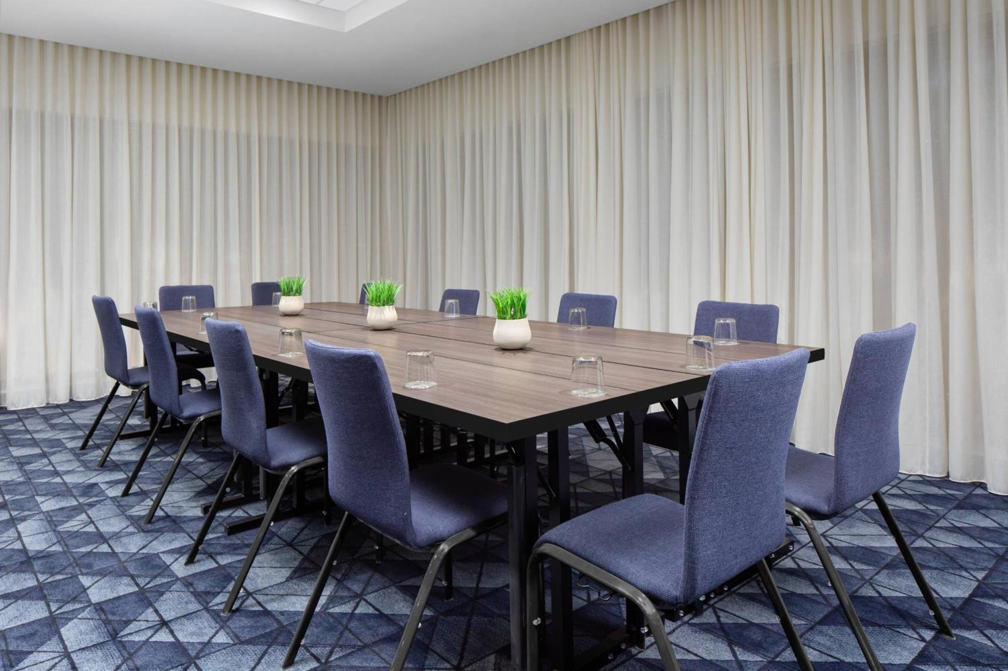 Отель Courtyard By Marriott Lansing Downtown Экстерьер фото