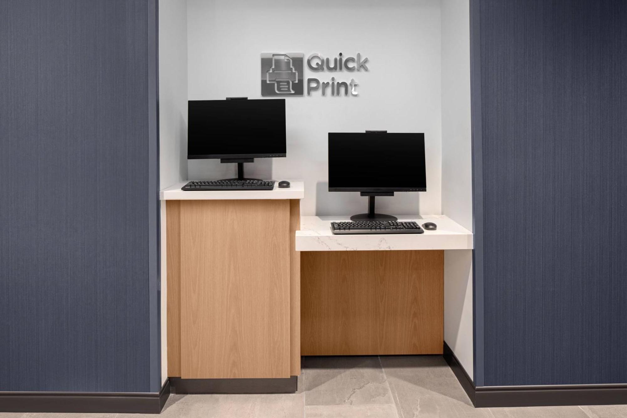 Отель Courtyard By Marriott Lansing Downtown Экстерьер фото