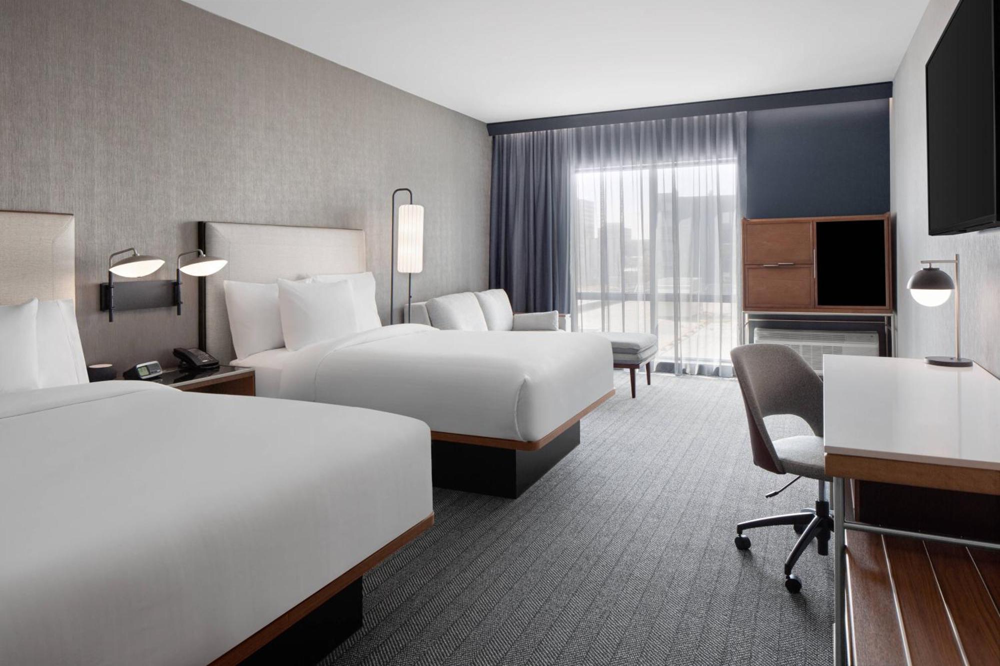Отель Courtyard By Marriott Lansing Downtown Экстерьер фото