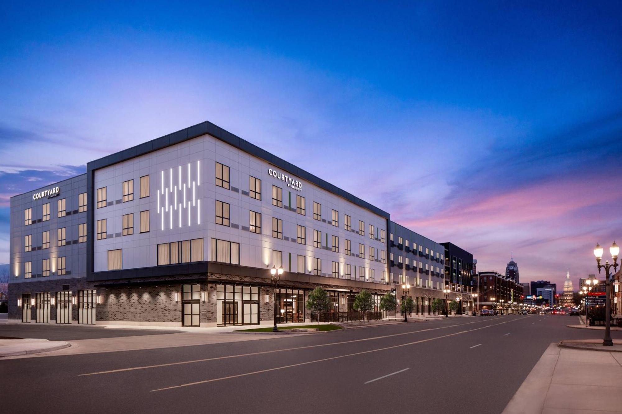 Отель Courtyard By Marriott Lansing Downtown Экстерьер фото